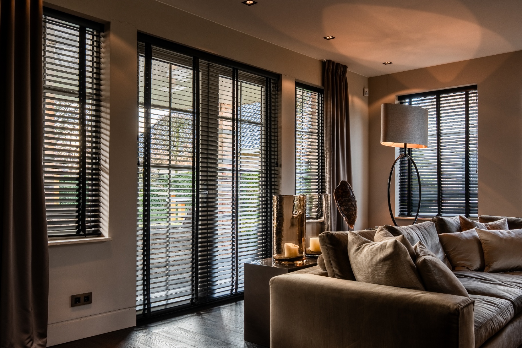 Luxe maatwerk shutters in een moderne woonkamer