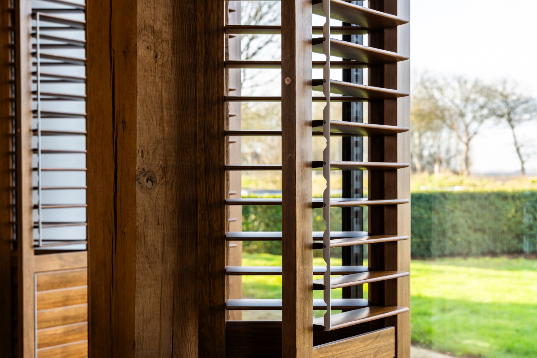 Detail van een shutter met perfect uitgelijnde lamellen