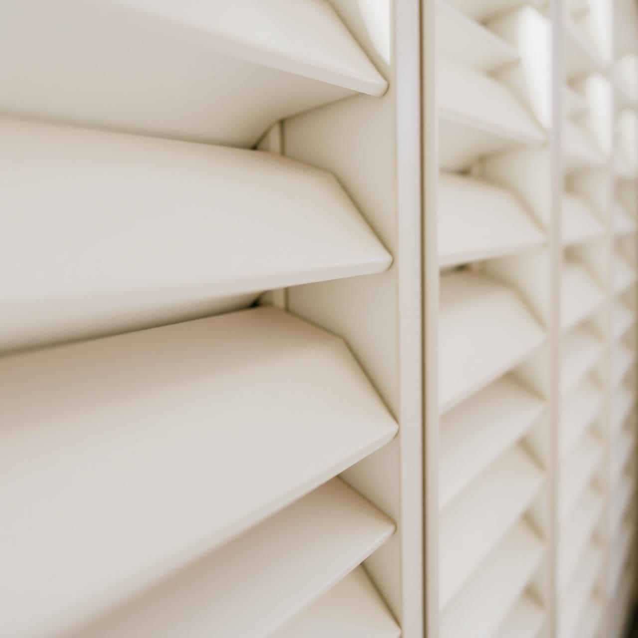 Detail van een shutter met perfect uitgelijnde lamellen